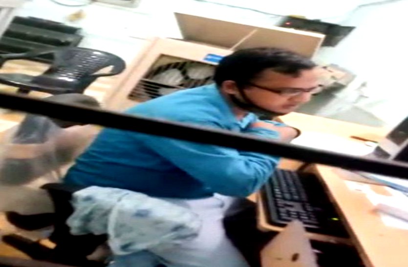 कवर्धा: तहसील कार्यालय में किसानों से 100-100 रुपए रिश्वत लेते वीडियो वायरल, जिला प्रशासन में मचा हड़कंप