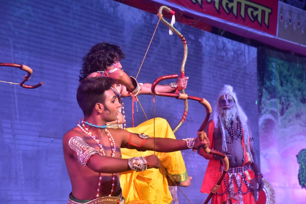 बॉलीबुड के स्टार ने सजाई रामलीला का रंगमंच