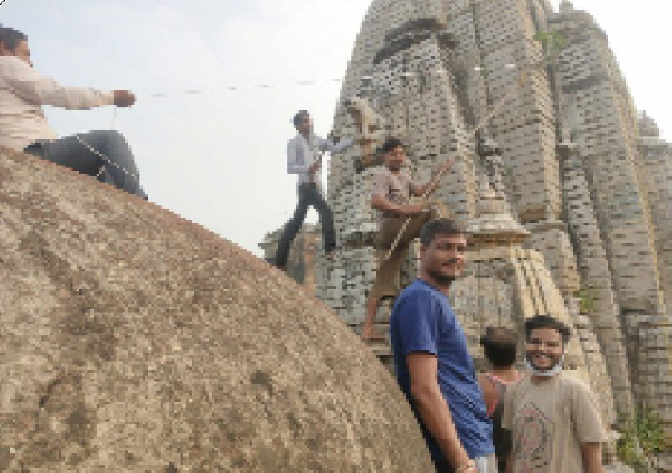 युवाओं ने श्रमदान कर की मंदिरों की गुंबजों की सफाई