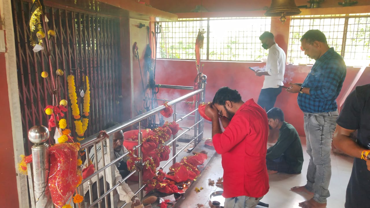 ना कोई पुजारी ना पंडा, महिलाएं भी नहीं करती देवी मंदिर में प्रवेश