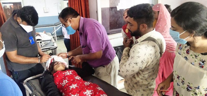 दुर्घटना के बाद रोड पर तड़प रहे थे घायल दंपति और बच्चे, युवकों ने दिखाई मानवता