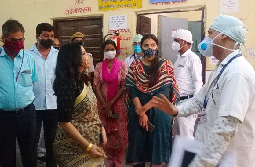 रोगी पंजीकरण खिडक़ी पर भीड़ देख संभागीय आयुक्त ने जताई नाराजगी