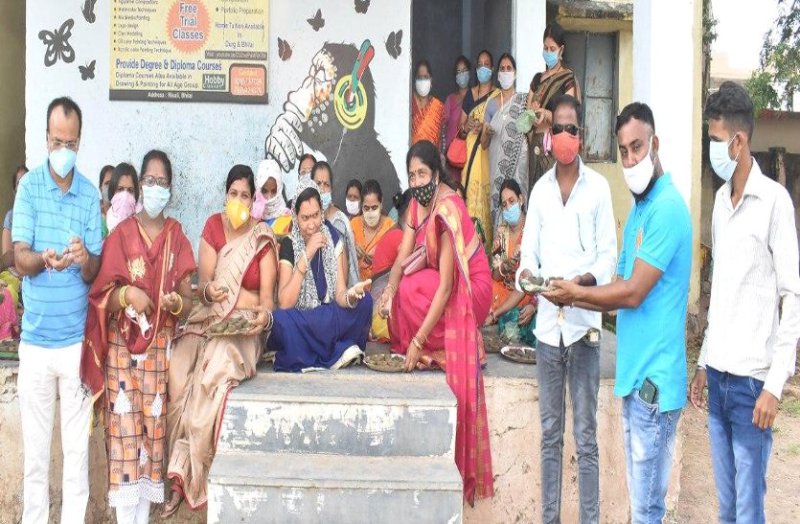 कोरोनाकाल में गोबर के दीये बने घरेलू महिलाओं के लिए आशा की किरण, स्वरोजगार से जुड़ीं तो मिला 60 हजार का ऑर्डर