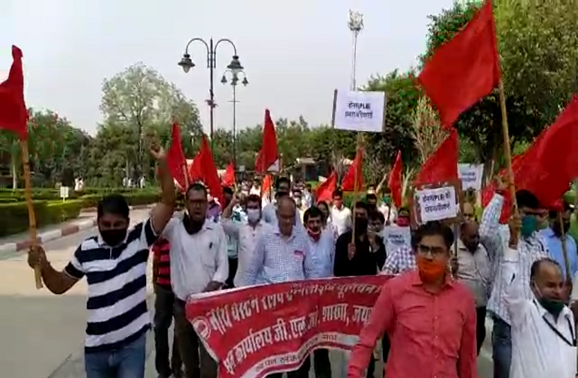 Railway workers demonstrated to demand bonus