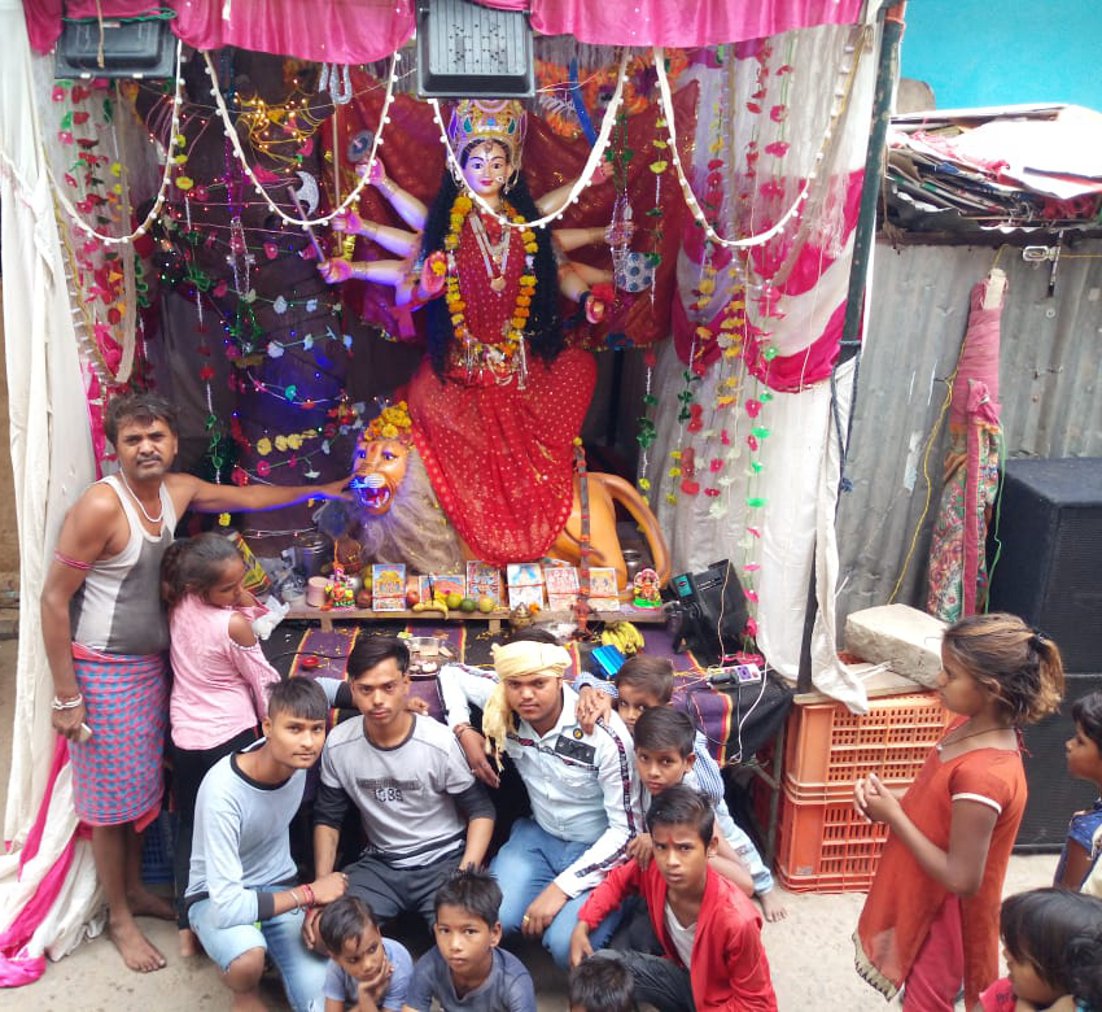 नवरात्र की धूम, कहीं घरों में तो कहीं पंडालों में बिराजी माता रानी