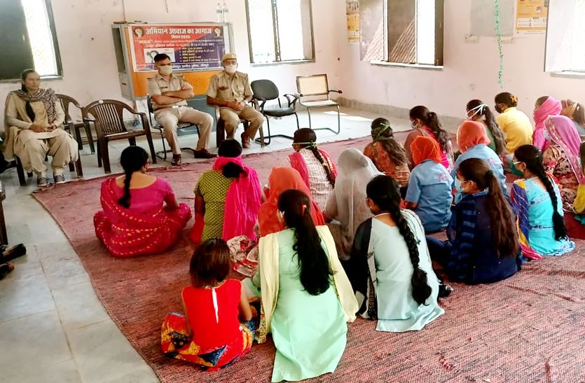 महिलाओं को दी उनके अधिकारों की जानकारी