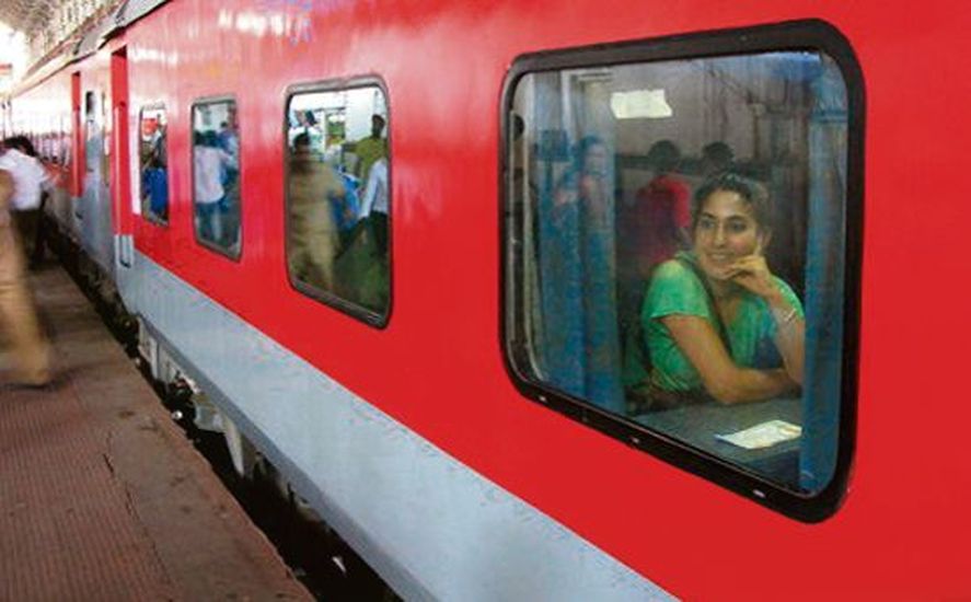 रेलवे कन्फ़र्म टिकट पर परिवार के सदस्य (ब्लड रिलेटिव) भी सफ़र कर सकते हैं