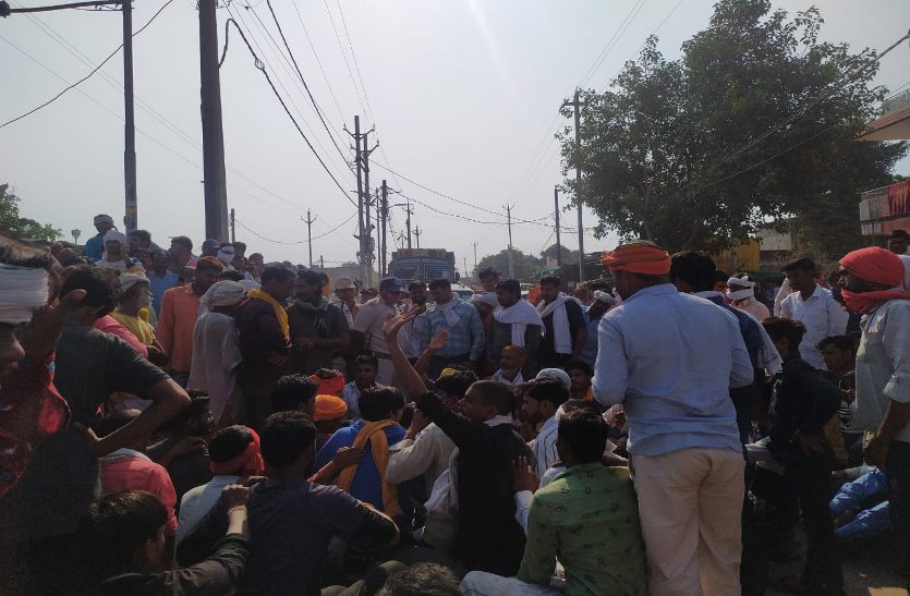 कृषि मंडी पहुंचे किसानों ने कच्ची पर्चियां थमाए जाने का किया विरोध, नारेबाजी व जाम  Farmers uproar due to poor price of paddy, Get on the road, news in hindi, mp news, datia news