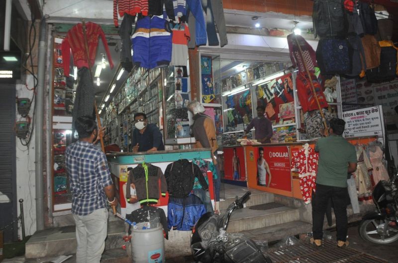 प्रशासन-पुलिस की टीमें रात में पहुंची बाजार, व्यापारियों में हड़कम्प