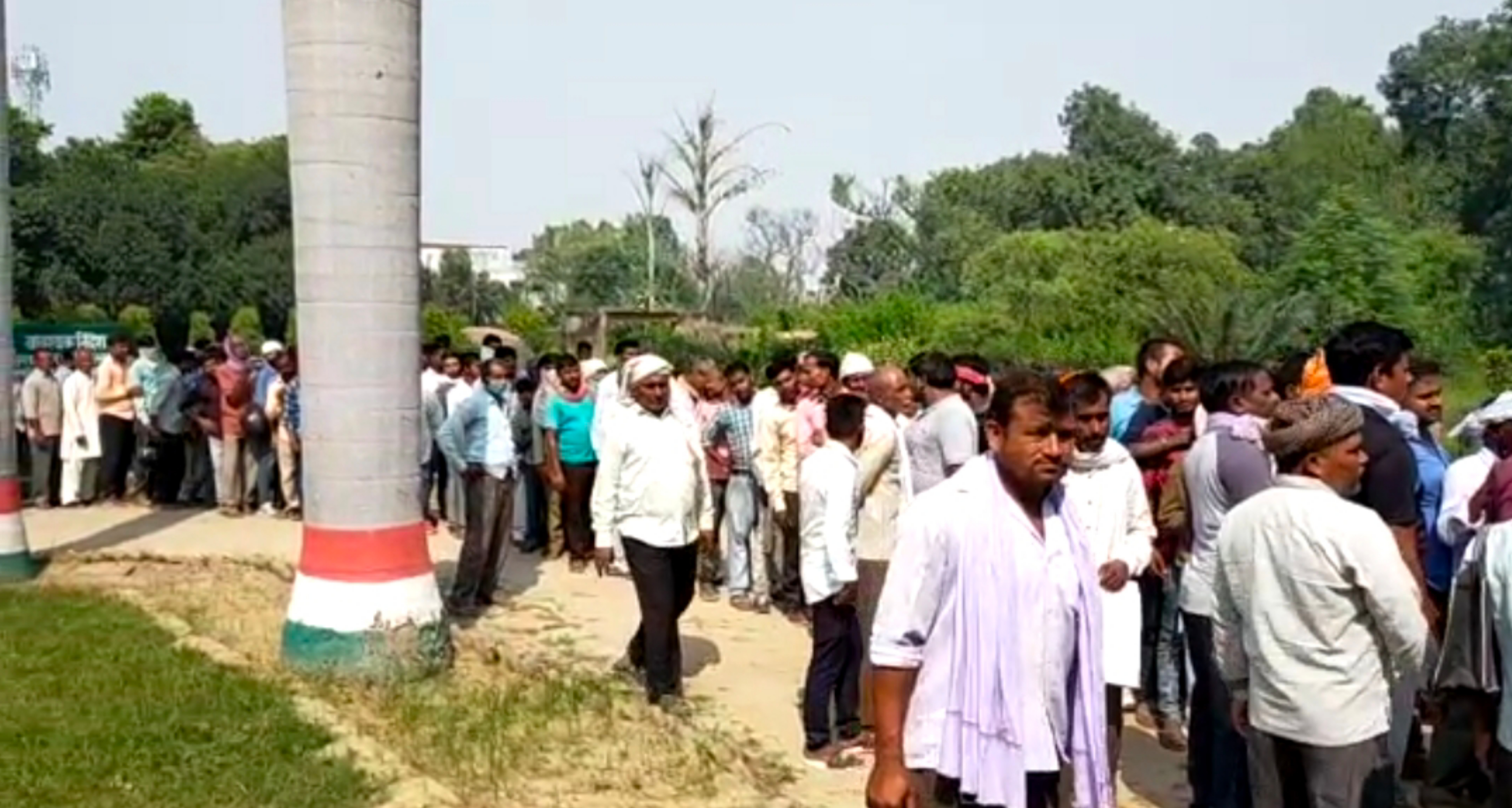 रायबरेली में आलू के बीज लेने के लिए किसानों ने किया हंगामा, किसानों ने उद्यान विभाग पर लगाए गंभीर आरोप