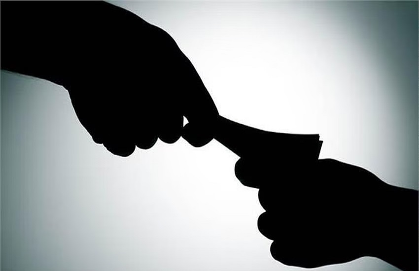 रिश्वत लेते पुलिस वाला (प्रतीकात्मक फोटो)