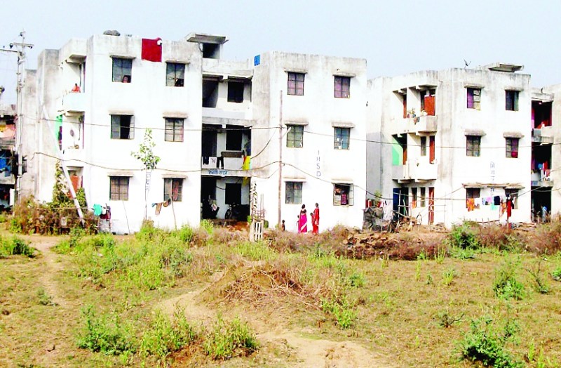 आईएचएसडीपी के मकानों में अवैध कब्जा, निगम ने मकान खाली करने नोटिस किया चस्पा