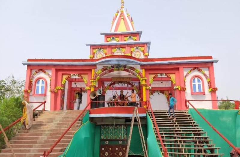 पूरे क्षेत्र में दुर्गा पूजा की धूम, सजी झांकी और पंडाल