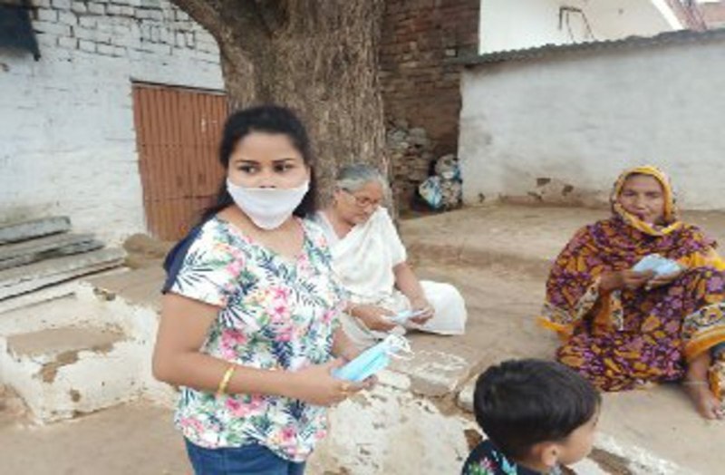 बेसहारों का सहारा बनी नम्रता, बेटे की परवरिश के साथ कर रहीं समाजसेवा