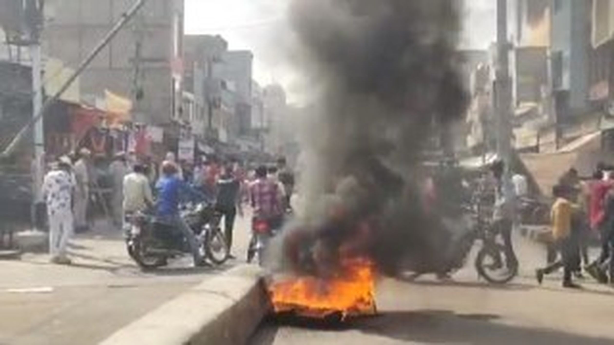 व्यापारी की हत्या के विरोध में कोटगेट पर प्रदर्शन, टायर जलाए