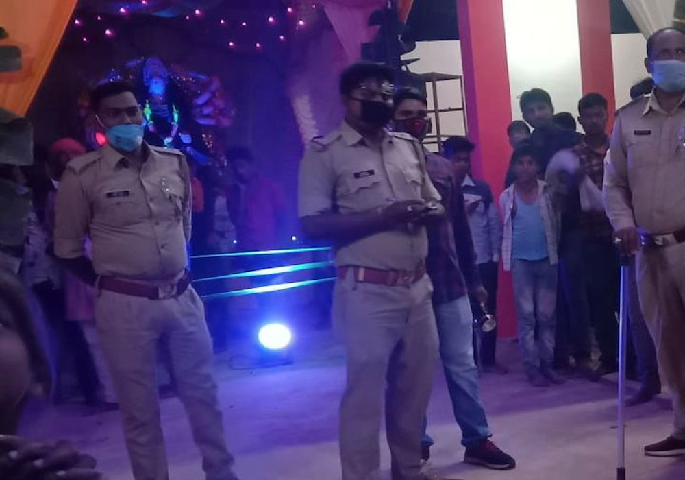 धार्मिक स्थल पर जूते पहनकर आए पुलिस कर्मी, विरोध करने पर बोले लिख देंगे मुकदमा, एसपी ने किया लाइन हाजिर