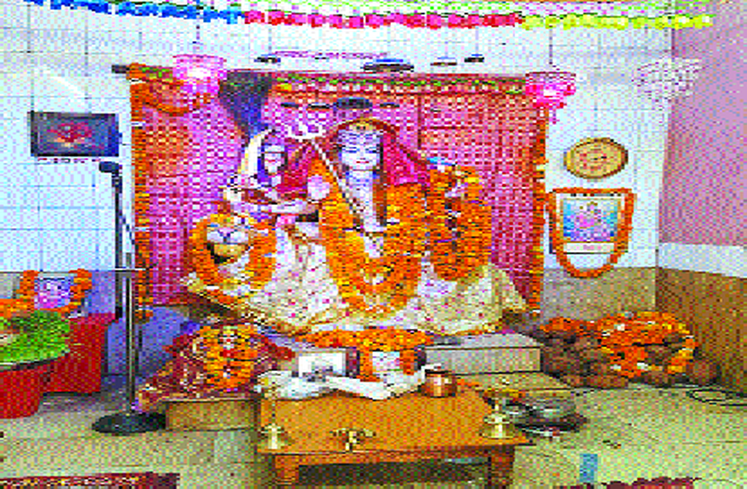 दुर्गाष्टमी-कन्या पूजन, तो कहीं मंदिरों में मां का अद्भूत शृंगार