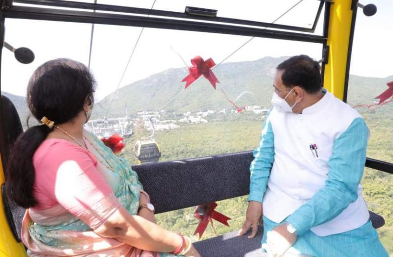 रोप-वे से गिरनार शिखर पर मां अंबाजी के मंदिर पहुंचे मुख्यमंत्री