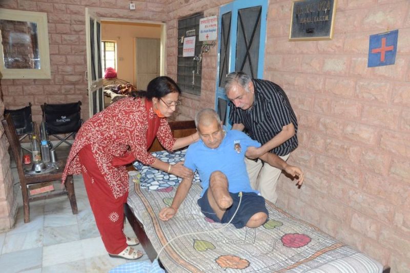 प्रोफेशन के साथ 75 वृद्धजनों के परिवार को संभालने में मिला पति का साथ