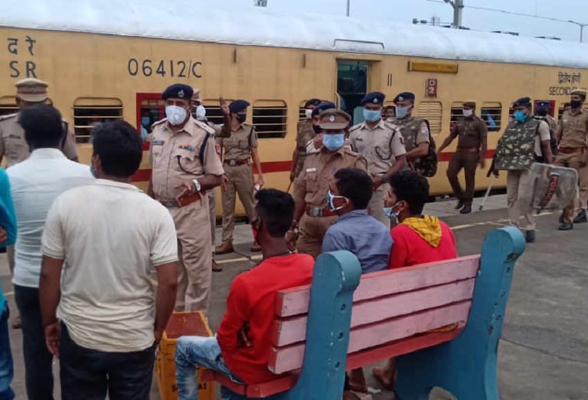 त्योहार पर रेलवे सुरक्षा बल और राजकीय रेलवे पुलिस सतर्क : कोच में जांच, प्लेटफार्म पर भी निरीक्षण