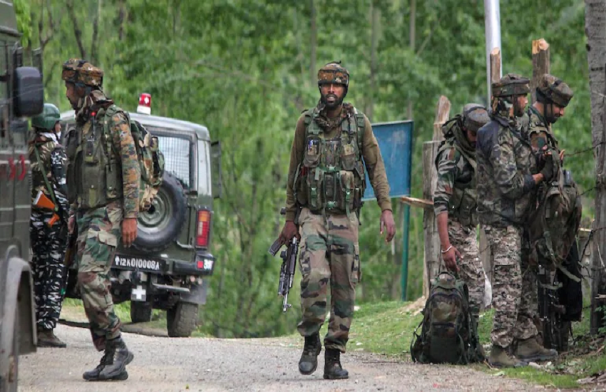 Jammu-Kashmir: अवंतीपोरा में आतंकियों के छिपे होने की सूचना, सेना ने चलाया अभियान