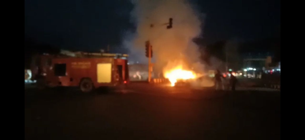 चलती कार में लगी आग, तीन युवकों ने कूदकर बचाई जान, देखें वीडियो