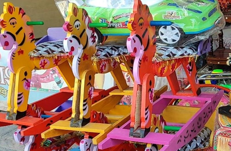 उदयपुर में बिजली के बिल को लेकर अपनी पीड़ा बताते उपभोक्ता व अन्य संगठन के लोग।