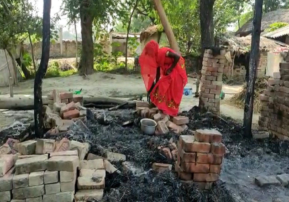 दबंगों ने जलाया दलित महिला का घर, पुलिस ने अज्ञात में किया मुकदमा दर्ज