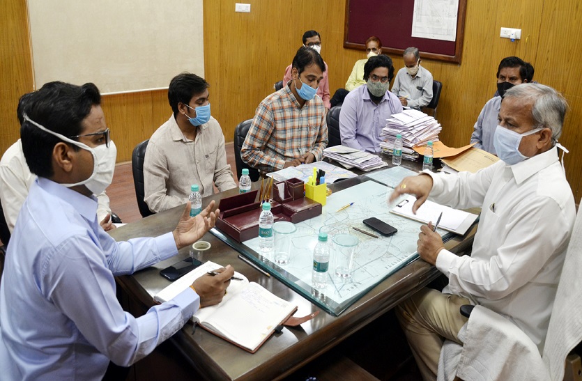 राज्यमंत्री सुभाष गर्ग ने पूछा कब होगा सीवरेज प्रोजेक्ट पूरा तो बगलें झांकने लगे अधिकारी