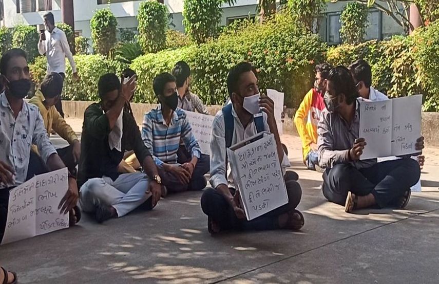 कॉलेज छात्रों ने भीख मांगकर जताया विरोध