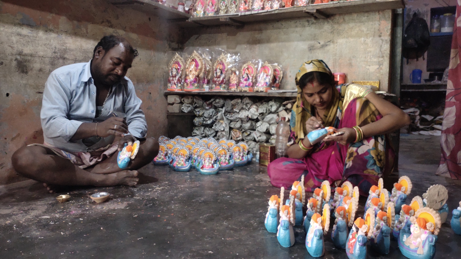दीपावली की तैयारी में मूर्ति बनाने वाले कुम्हारों को सता रहा कोरोना का डर