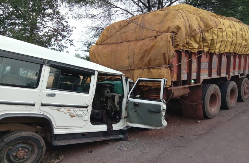 बेेमेतरा: अंधे मोड़ पर खड़े ट्रक से टकराई बोलेरो, वाहन चालक की अस्पताल पहुंचने से पहले मौत