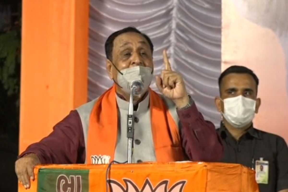 Gujarat: रूपाणी ने किए कांग्रेस पर प्रहार.  कहा, नेतृत्व की विफलता के कारण तीन वर्षों में कांग्रेस के 25 विधायकों ने दिया इस्तीफा