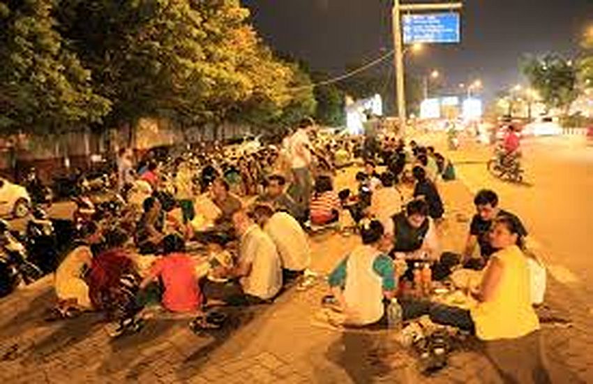 Surat News : अब फुटपाथ पर बैठकर परिवार के साथ नहीं खा सकेंगे घारी