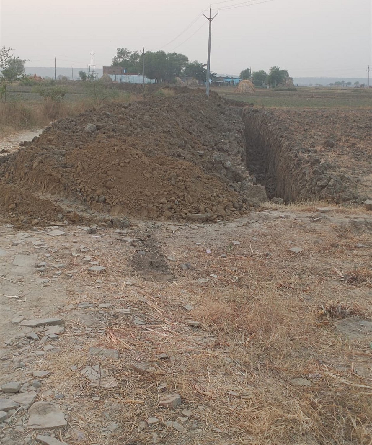 निर्माण के नाम पर हो रहा भ्रष्टाचार, ग्रामीणों ने की शिकायत