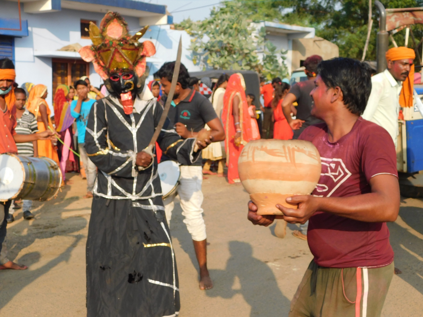 हाथ में खडग़ और खप्पर ले निकलीं मां काली. बाजे-गाजे के साथ देवीभक्तों ने मां दुर्गा को दी विदाई