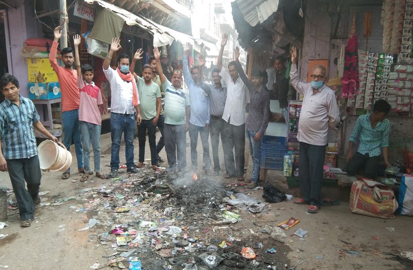  No cleaning shopkeepers and cleaning workers demonstrated on 11th day