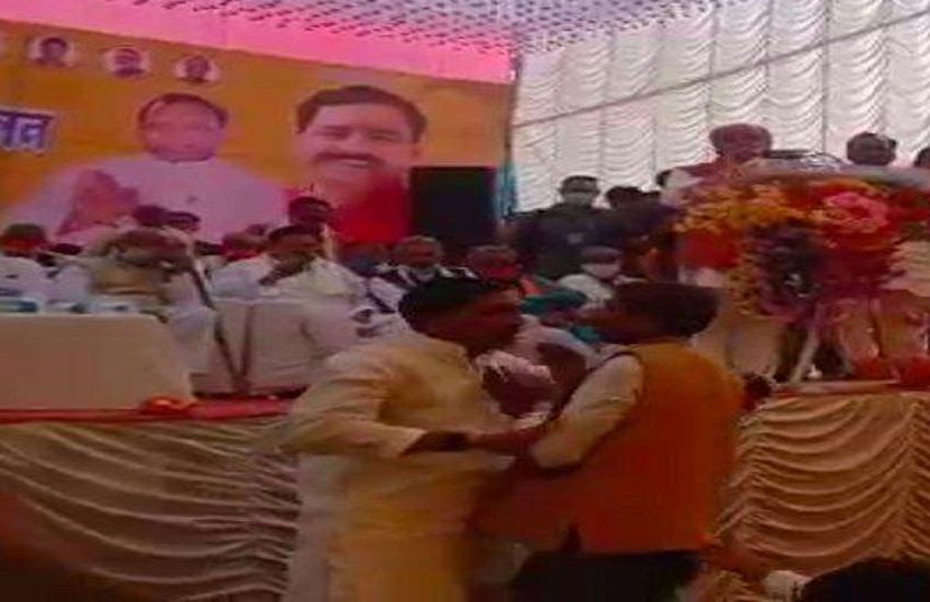 केंद्रीय मंत्री नरेंद्र सिंह तोमर की सभा में बखेड़ा, किसान की बात सुनने की बजाए उसे जबरन बैठाया