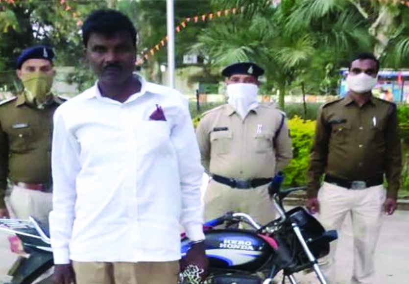 मकान मालिक के घर से 3 लाख रुपए व बाइक चोरी कर हो गया था फरार, 2 साल बाद झारखंड से गिरफ्तार