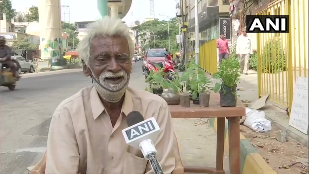 Social media changed the life of an elderly man selling roadside plant