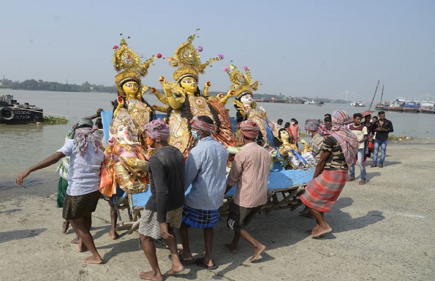 बंगाल : दुर्गा पूजा उत्सव सादगी से सम्पन्न--সরলতার সাথে শেষ হয়েছে দুর্গাপূজা উত্সব