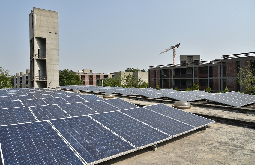 अब आईआईएम-अहमदाबाद भी सौर ऊर्जा से हो रहा रोशन