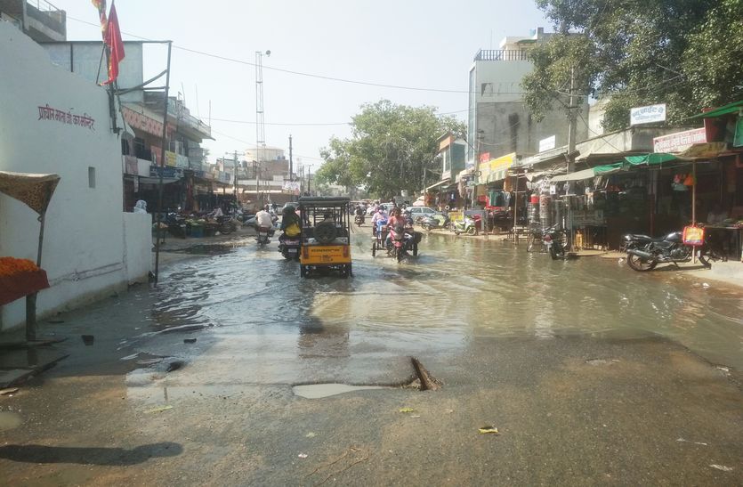 सीवर लाइन चोक...मालपुरा गेट पर सड़क बनी नाला