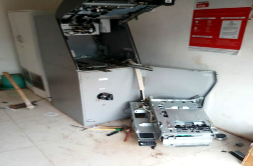 ATM मशीन से पैसा चुरा नहीं पाए तो कैबिन में चोरों ने की जमकर तोडफ़ोड़, टेलर की शॉप से शर्ट और पैंट भी ले उड़े