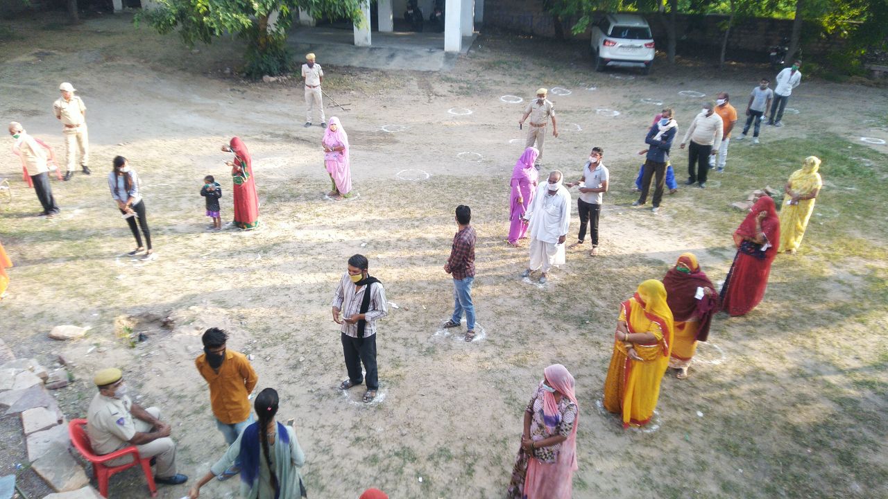 नगर निगम चुनाव: कहीं सोशल डिस्टेंसिंग, तो कहीं उड़ रही धज्जियां