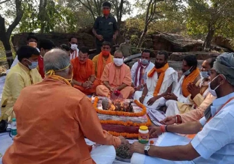 सीएम योगी ने वाल्मीकि आश्रम में अखंड रामायण पाठ का किया शुभारंभ, किया गोरक्षा हवन