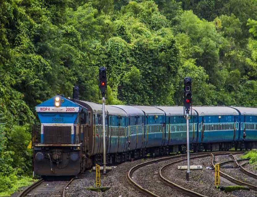 कोकण रेलवे की कुछ ट्रेनों की आवाजाही शुरू