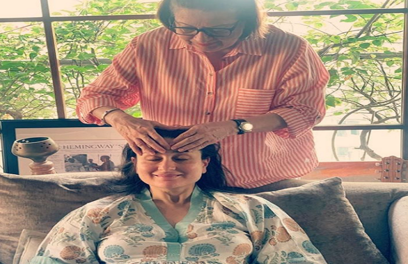 Babita Kapoor Is Taking Full Care Of Pregnant Kareena Kapoor Khan