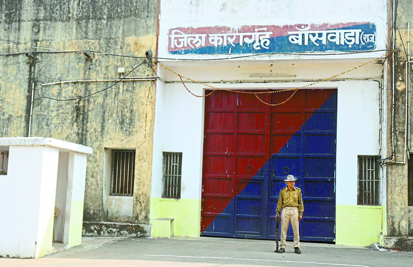 बांसवाड़ा : जिला जेल में खाने को लेकर उलझे बंदी, गर्म दाल फेंकने पर मारपीट से मचा बवाल