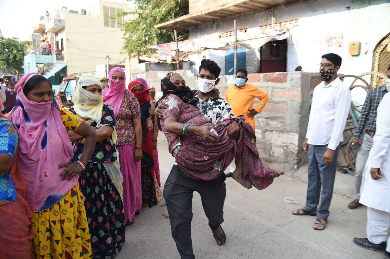 नगर निगम दक्षिण : कोई ऑटो में तो, कोई गोद में उठाकर ला रहे मतदाताओं को